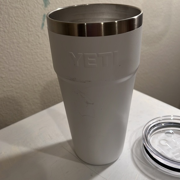 Nice condition White Yeti Tumbler. 30 oz - Picture 3 of 6